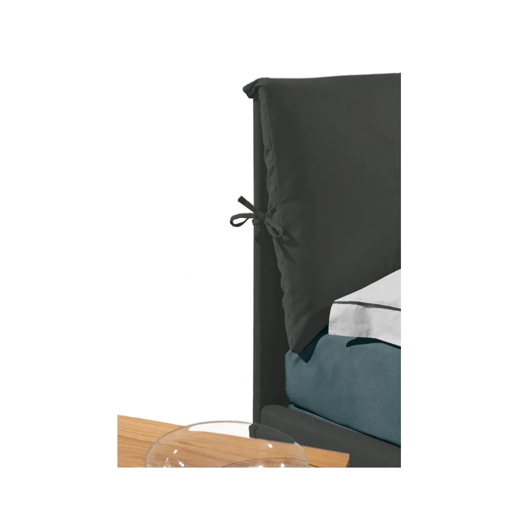 Pat dormitor 180x200 cu tablie înaltă și design elegant Pat dormitor 180x200 cu tablie înaltă și design elegant