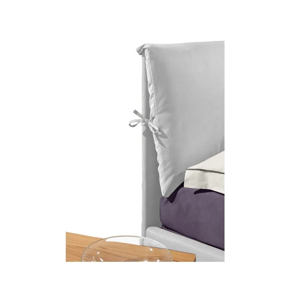 Pat dormitor 180x200 cu tablie înaltă și design elegant Pat dormitor 180x200 cu tablie înaltă și design elegant