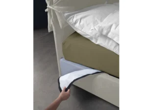 Pat matrimonial bej cu somieră rezistentă, picioare inalte si husa detasabila