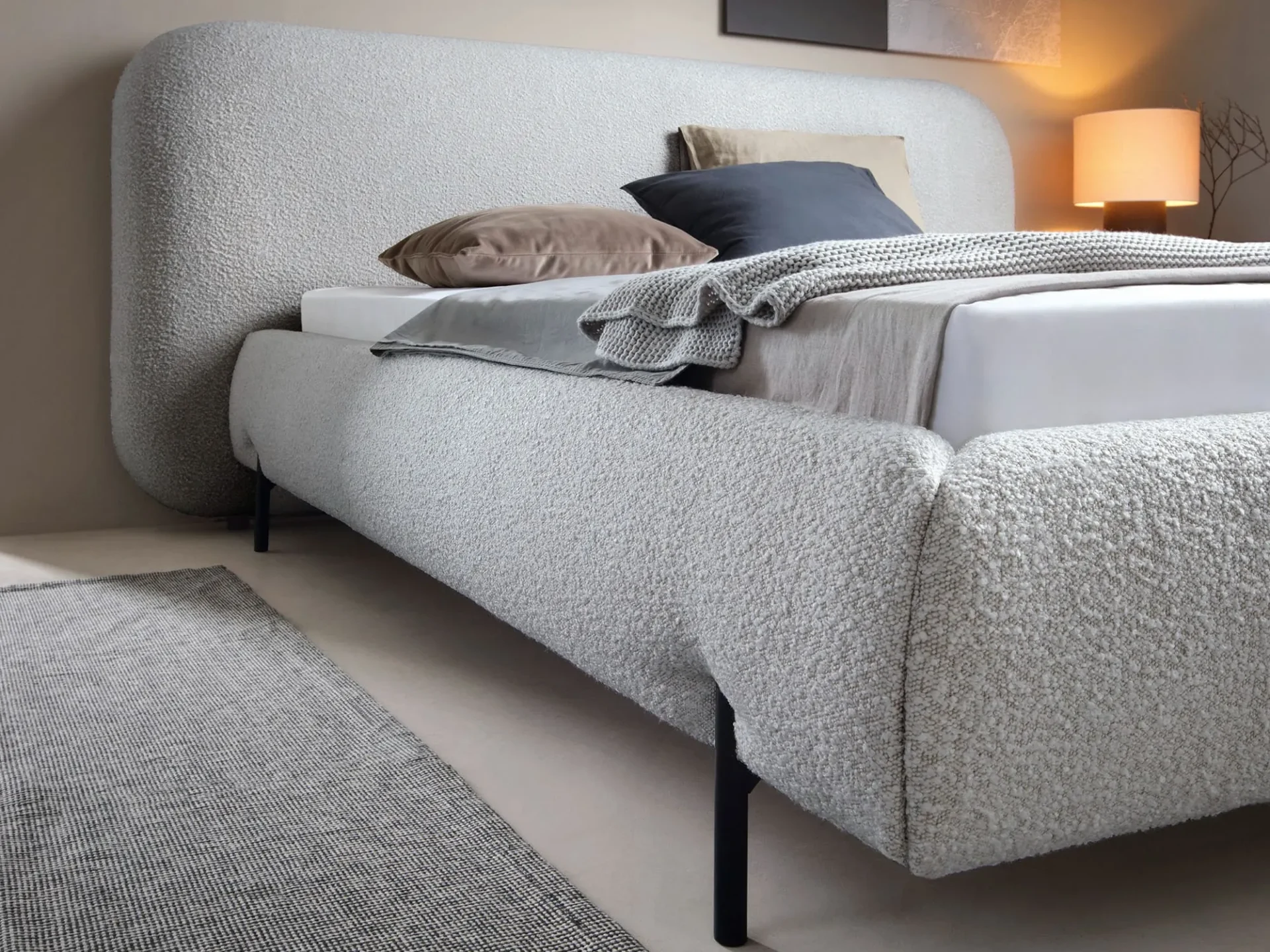 Pat tapitat dormitor 160x200 cu margine îngustă și design modern Pat tapitat dormitor 160x200 cu margine îngustă și design modern