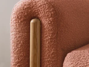 Canapea extensibilă minimalistă maro cu ladă și brațe lemn natur Arcadova