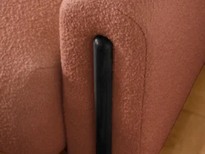 Canapea textilă maro extensibilă cu ladă și detalii lemn negru Arcadova