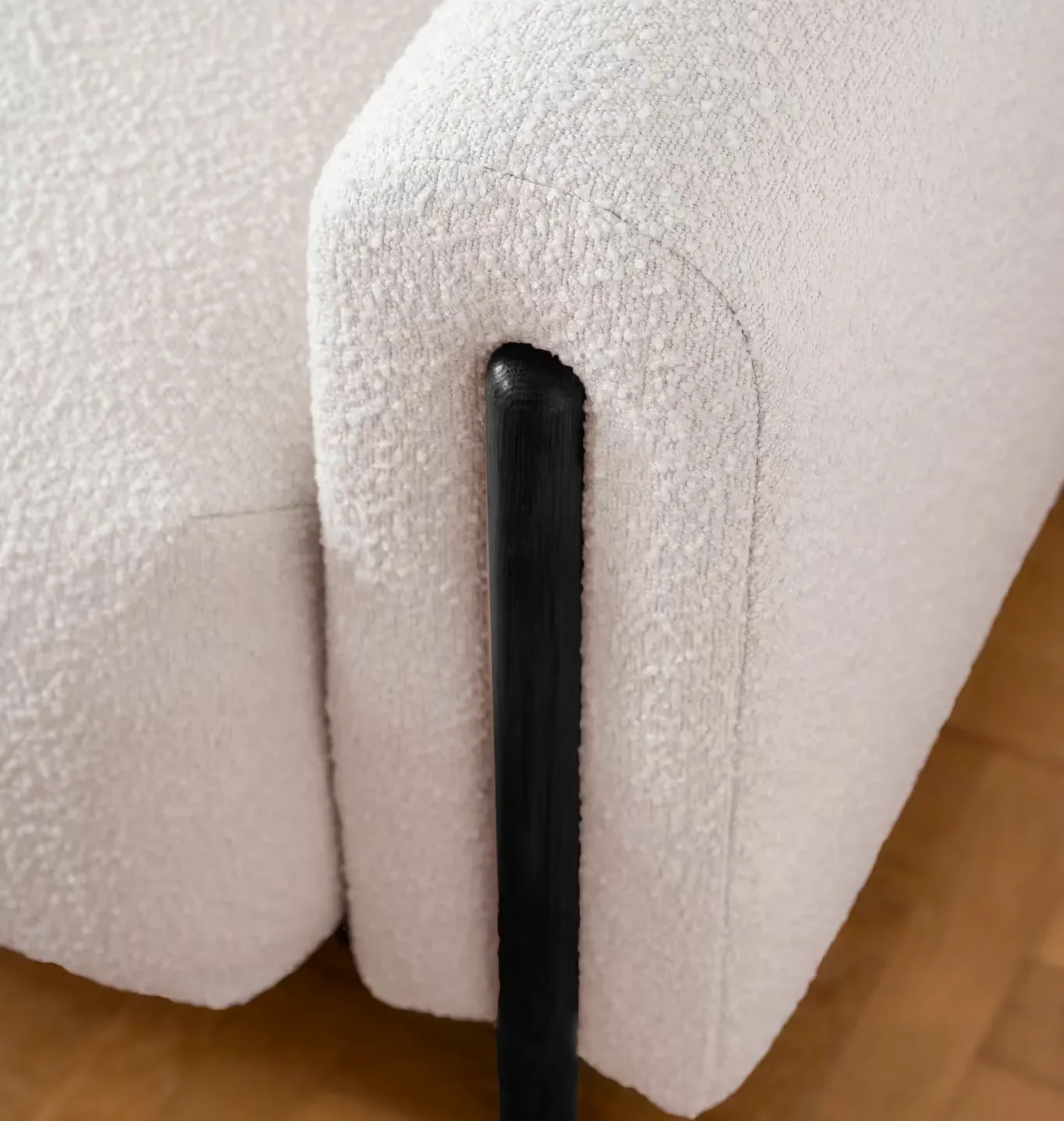 Canapea extensibila crem cu ladă și brațe din lemn negru Arcadova Canapea extensibila crem cu ladă și brațe din lemn negru Arcadova