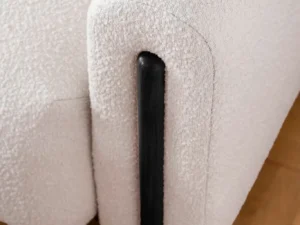 Canapea extensibila crem cu ladă și brațe din lemn negru Arcadova Canapea extensibila crem cu ladă și brațe din lemn negru Arcadova