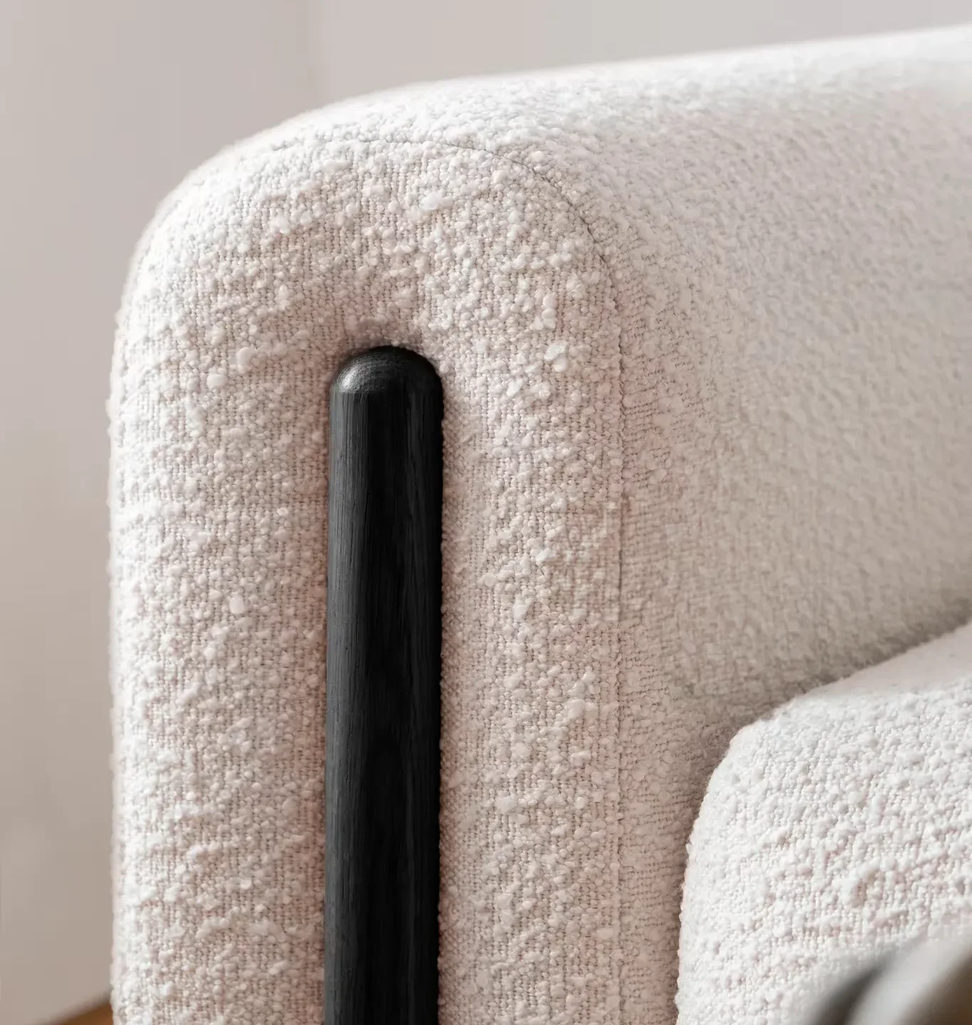Canapea minimalistă crem extensibilă cu ladă și brațe lemn negru arcadova Canapea minimalistă crem extensibilă cu ladă și brațe lemn negru arcadova